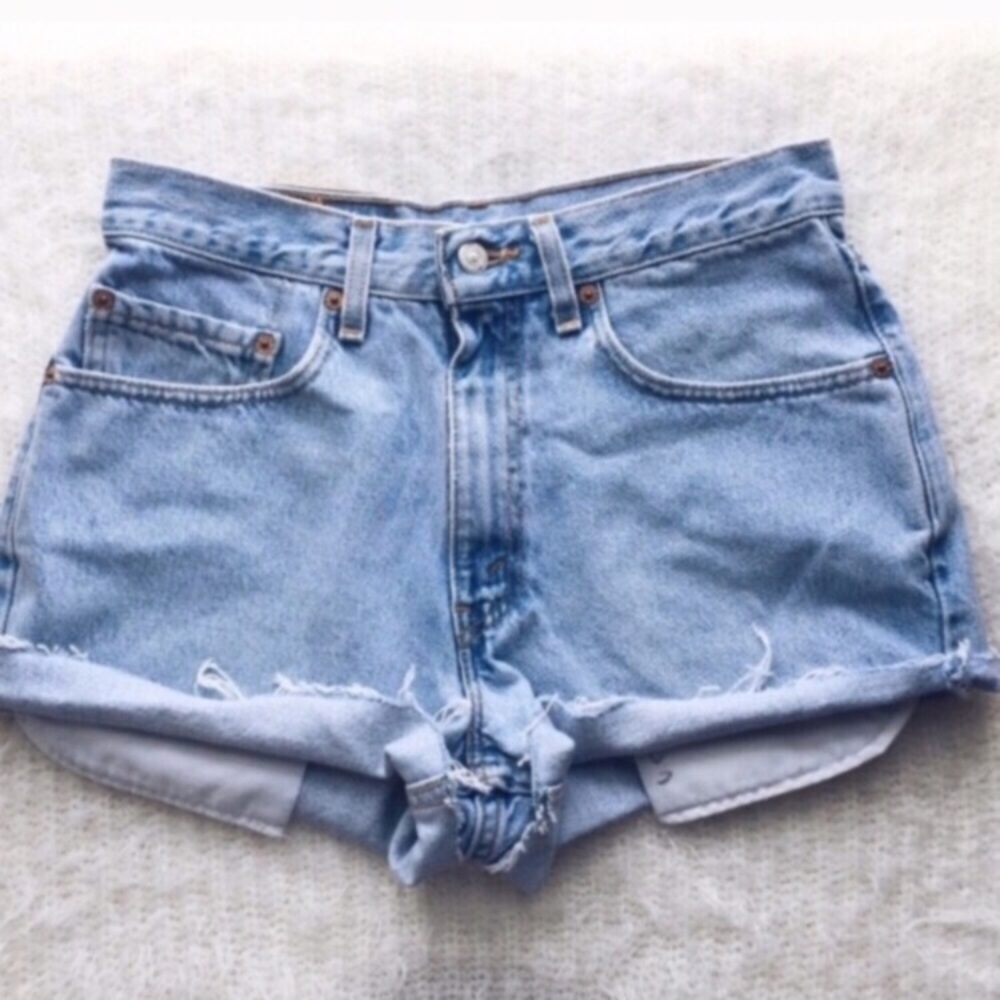 VTG High Waisted Levi Shorts - Light Wash (XXS-M)